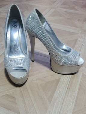 Speed Limit 98 Silver Crystal Peep-Toe Platform Heels Brand New, No Box.